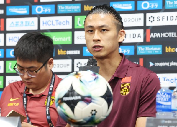 中生代挑大梁！28岁张玉宁担任国足今天的场上领队  ！