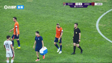 难以坚守  ！赛事  第16分钟，萨里奇伤退，车世伟后备  登场