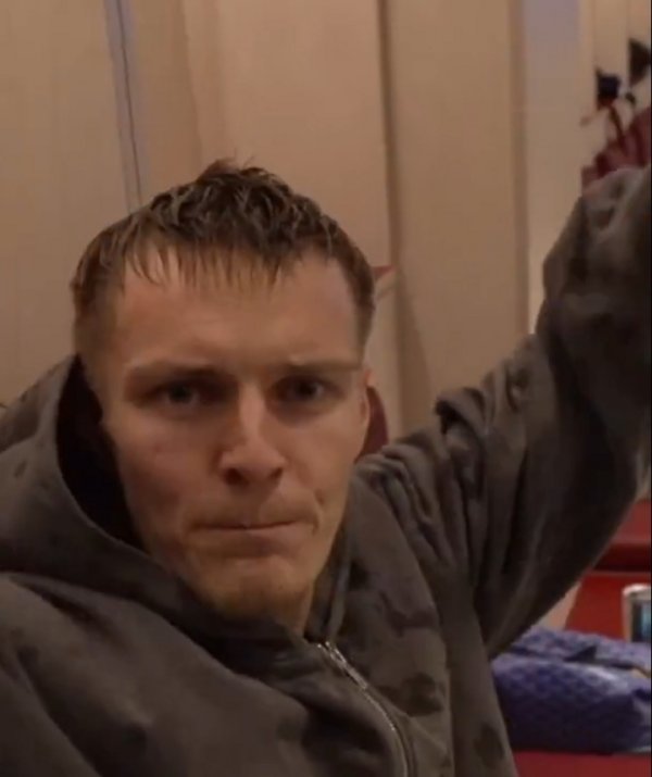 悠着点！挪威主帅解释厄德高坐着庆祝：他担心自己负伤  的膝盖