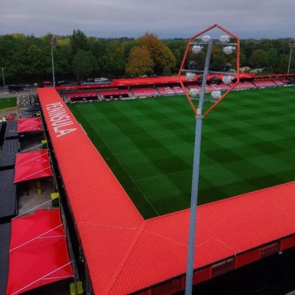 太阳报：英乙球队索尔福德城对主场作战  进行重大改造，增加球迷区顶棚