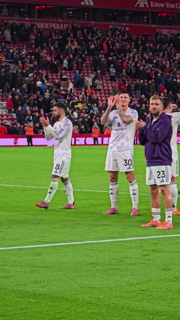 舒梅切尔赛后与拉门斯拥抱，祝贺曼联球员双红会取胜