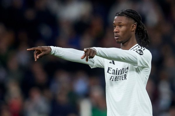 终于不再客串左后场球员！阿斯：卡马文加杆位后在中场球员位置表现出色