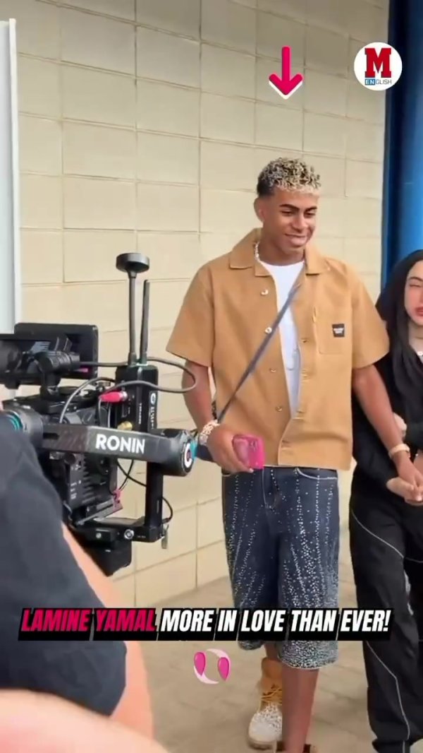 如胶似漆！亚马尔出席活动与女友大秀恩爱，两人面对镜头十指紧扣