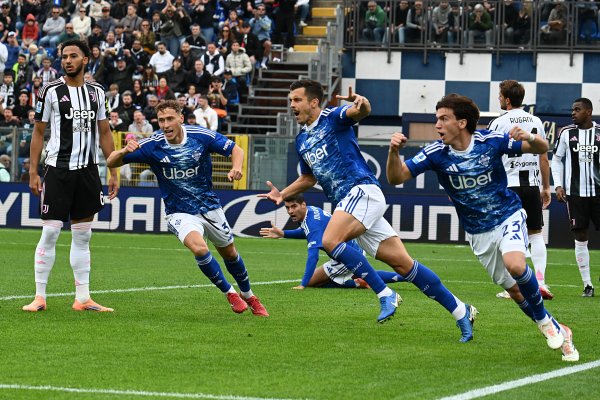 卫报：巴萨与黄潜的海外赛被取消后，米兰与科莫的海外赛事  或泡汤