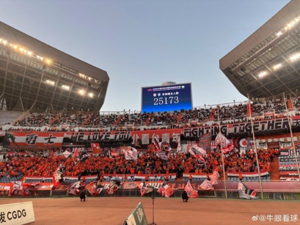 记者：泰山本赛季主场作战  收官战，现场球迷25173人