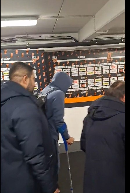 希望无碍，杜埃赛后拄拐离场，此前报道称可能面临长期伤缺