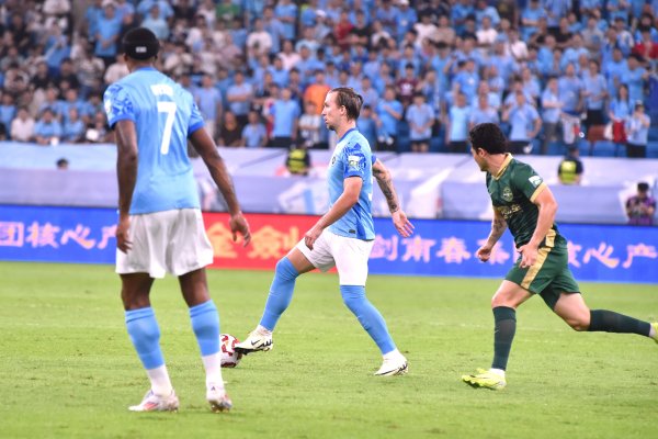 记者：新鹏城指导教练员组为球员制定居家练习  计划，球队明天复健    练习