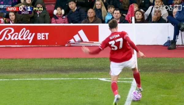 戴奇气炸！曼联得分  的底线球“莫须有”！慢镜头显示森林盘带未出界