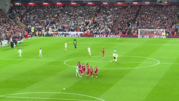 阿诺德重返安菲尔德，利物浦球迷高唱：只有一个布拉德利！