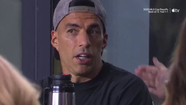 本场停赛！苏亚雷斯反戴帽子坐在场边观战