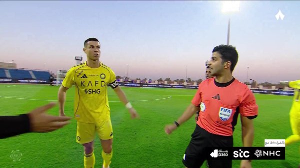 不满判决  ！半场时C罗找裁判    投诉无果，点赞+讽刺：吹得好干得漂亮