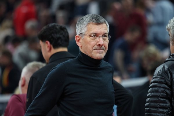 海纳：我们正与于帕梅卡诺商谈续约，预计戴维斯12月初复出