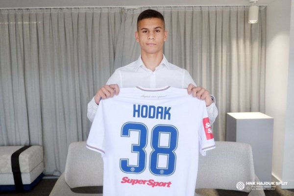 克罗地亚媒体：拜仁球探考察哈伊杜克19岁右后场球员霍达克