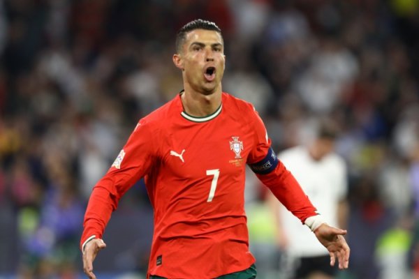 在代表葡萄牙国家队出战的第226场国际赛事  中，C罗首次被驱逐  罚下